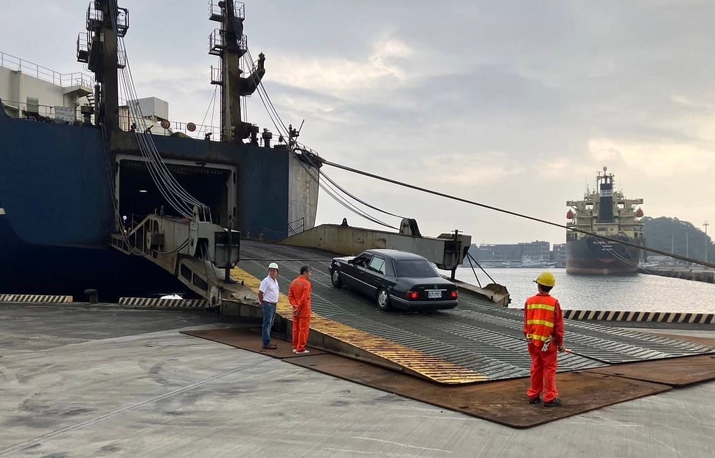 民眾車輛從台北快輪下船情形 - 尚新聞 Sun News