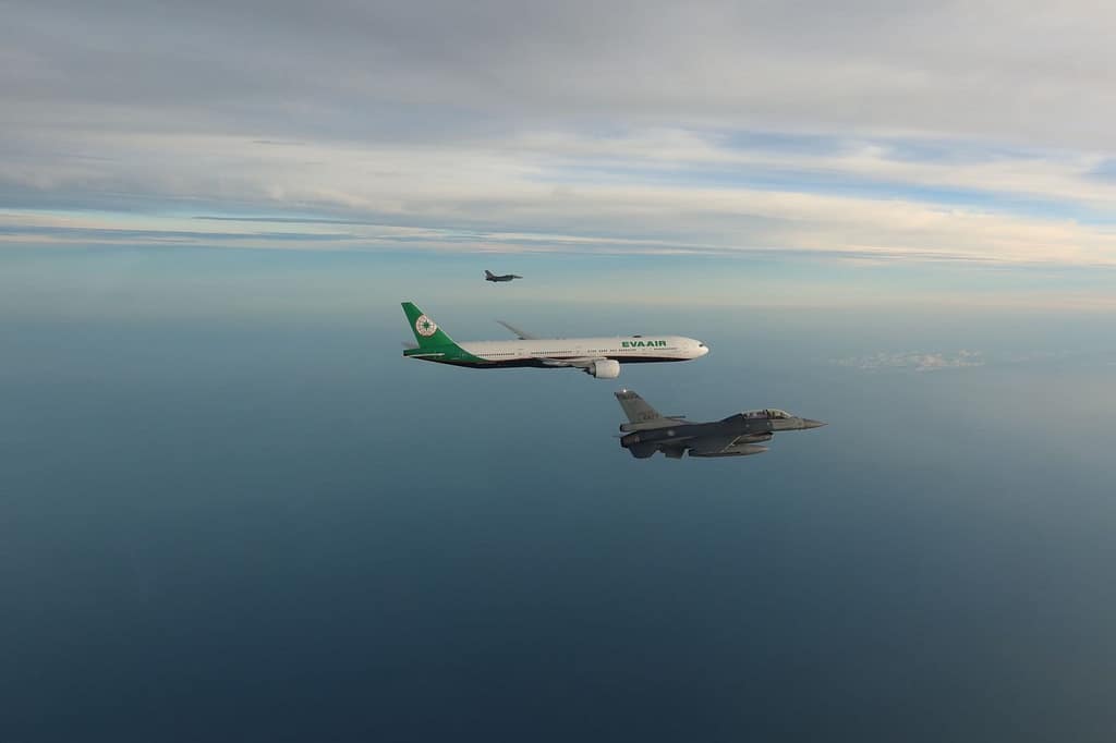 附件照片21130813-1-返國航班進入我國領空時總統府與行政院特別派遣F-16軍機伴飛用最高儀式歡迎台灣英雄回國總統府提供 - 尚新聞 Sun News