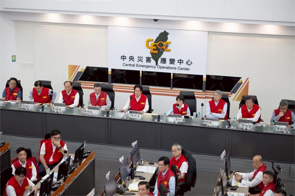 丹娜絲中颱登台 賴清德視察應變中心:颱風離境前不得鬆懈