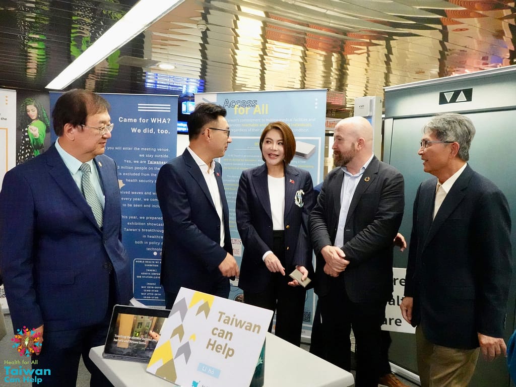 瑞士聯邦國會下議員Nicolas-Walder至台灣聯合國協進會在日內瓦機場火車站內的台灣醫療健康成果策展活動參觀交流 - 尚新聞 Sun News