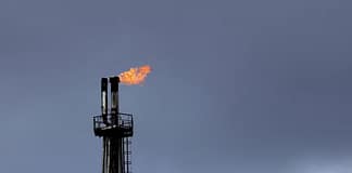 伊朗再度封鎖荷姆茲海峽 國際油價週日應聲大漲 能源危機恐持續至明年