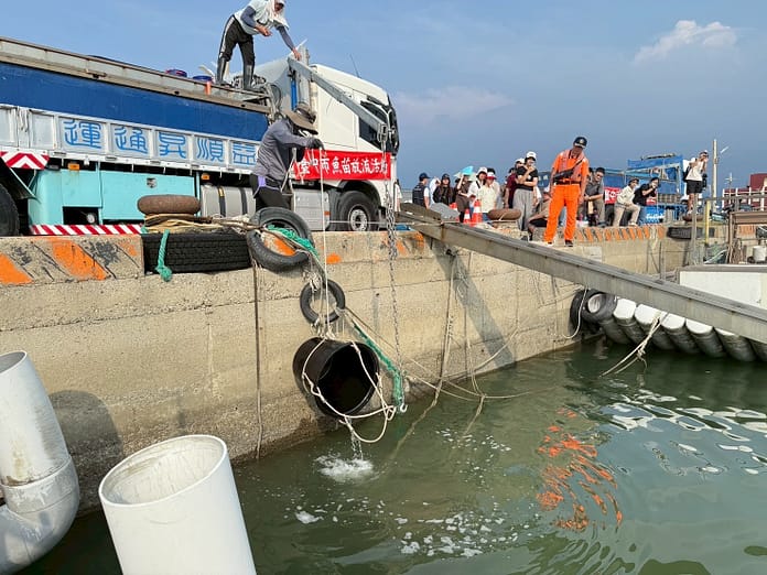 採用大桶吊臂放流