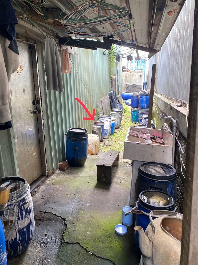 廠房後方有許多染料桶 - 尚新聞 Sun News